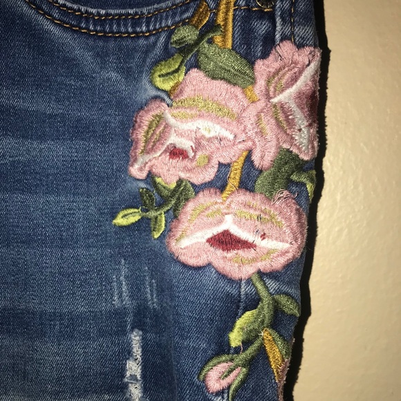 Mid-Rise Floral Design Jeans in Size 3 - Picture 3 of 6